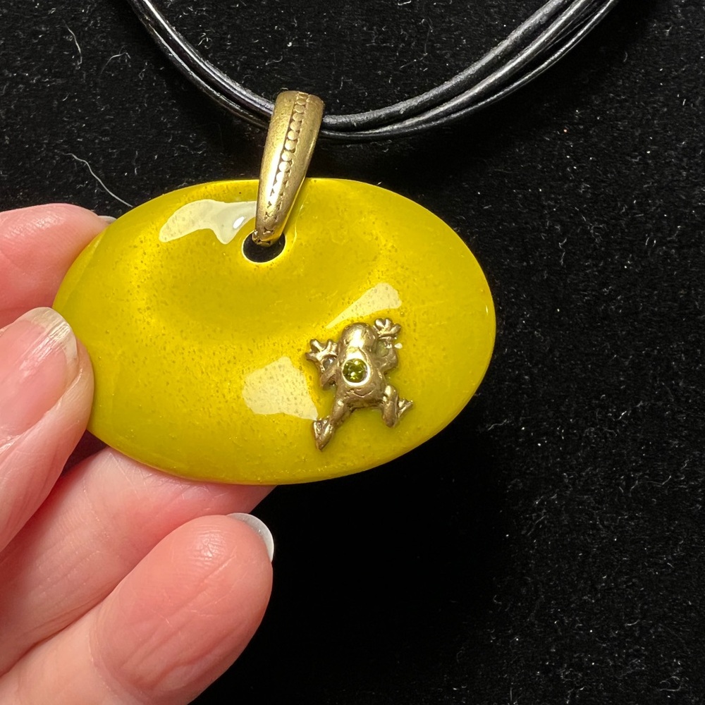 3 for $20 Chicos Elegant Yellow Pendant Necklace - Picture 2 of 4